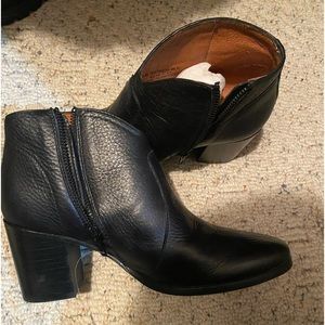 Frye ankle booties size 7 new Nora style